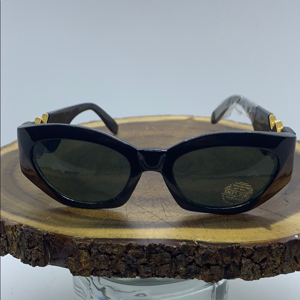 Retro Woman’s Sunglasses.